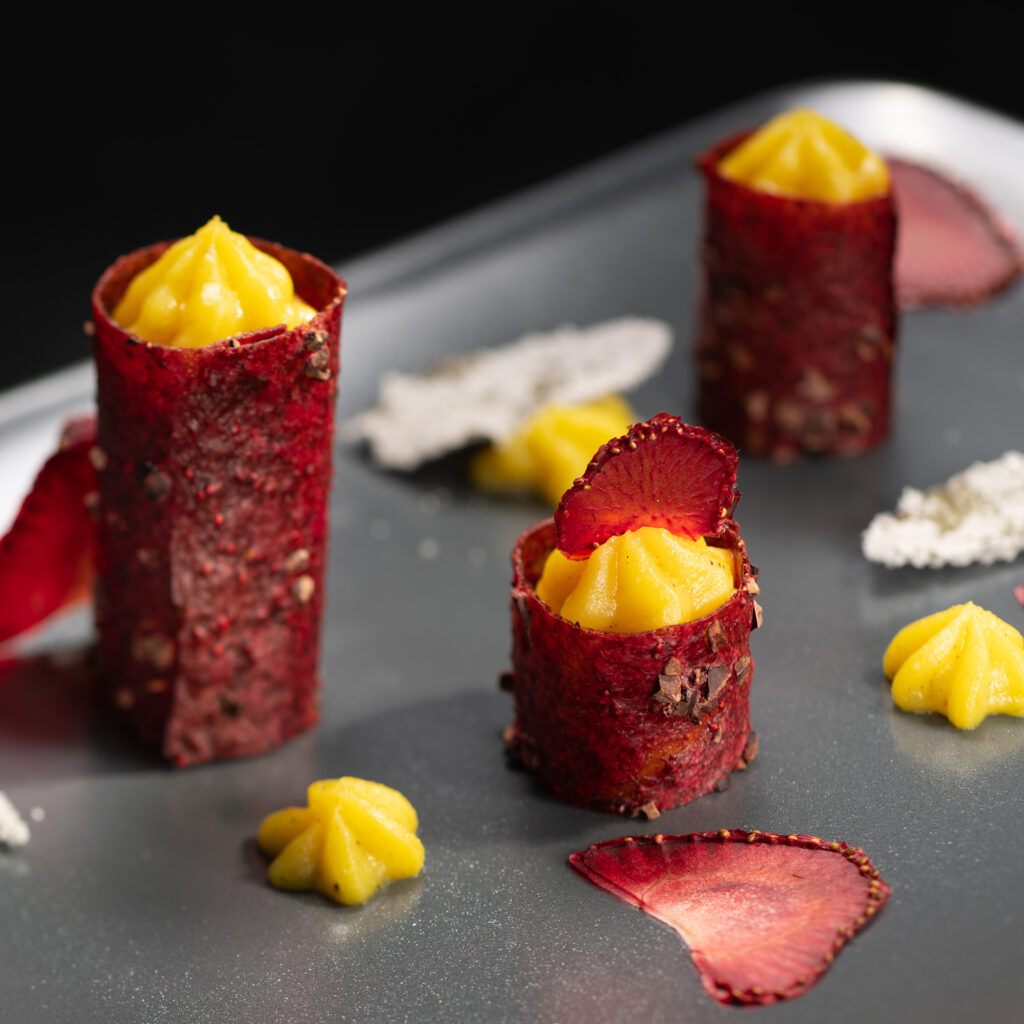 Piatto gourmet con frutta essiccata, utilizzata per decorazioni, nuove texture e sapori in ristoranti e hotel.