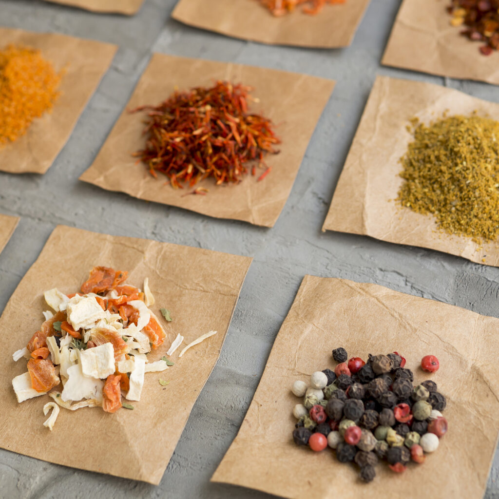 Prodotti innovativi realizzati in un laboratorio di trasformazione, come polveri vegetali e snack, grazie all'essiccazione professionale.