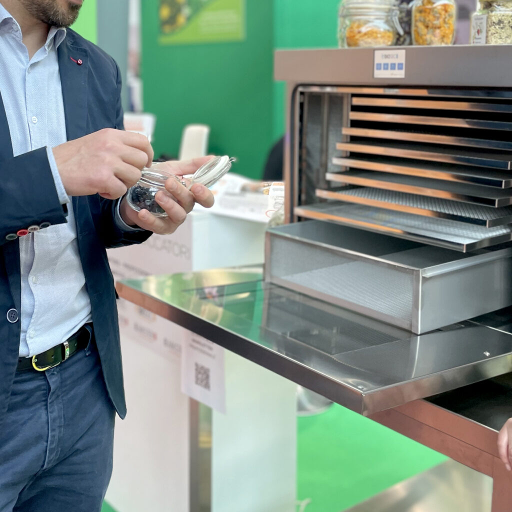 Sperimentazione su sottoprodotti agricoli e nuove materie prime in un laboratorio didattico, grazie a un essiccatore per la ricerca scientifica.