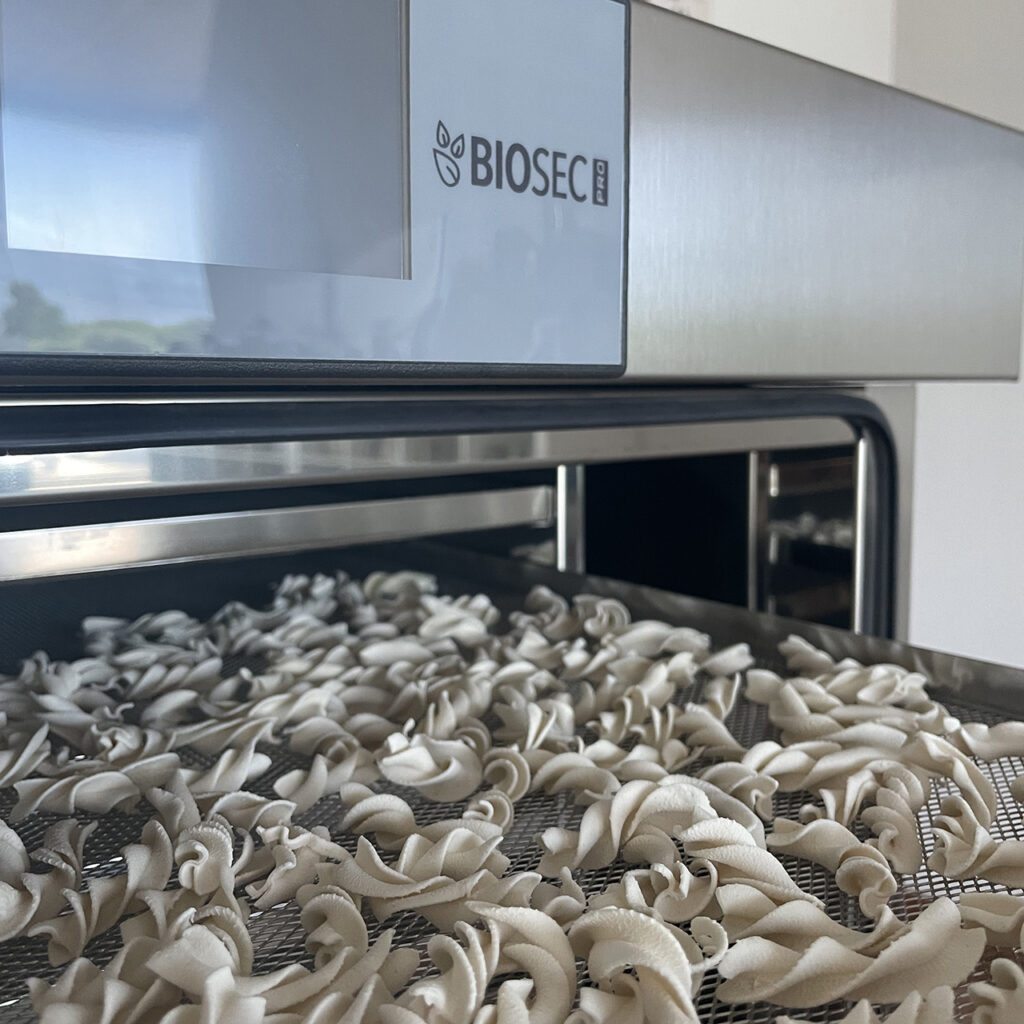 Processo di essiccazione controllata della pasta con l'essiccatore Biosec Pro e sistema Smart Dry, la soluzione di Tauro per evitare rotture.